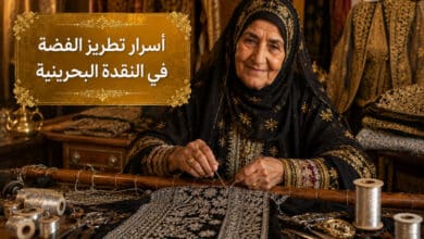 فن النقدة البحرينية وأسرار تطريز خيوط الفضة الصافية على ثياب التور القديمة فن النقدة البحرينية وأسرار تطريز خيوط الفضة الصافية على ثياب التور القديمة